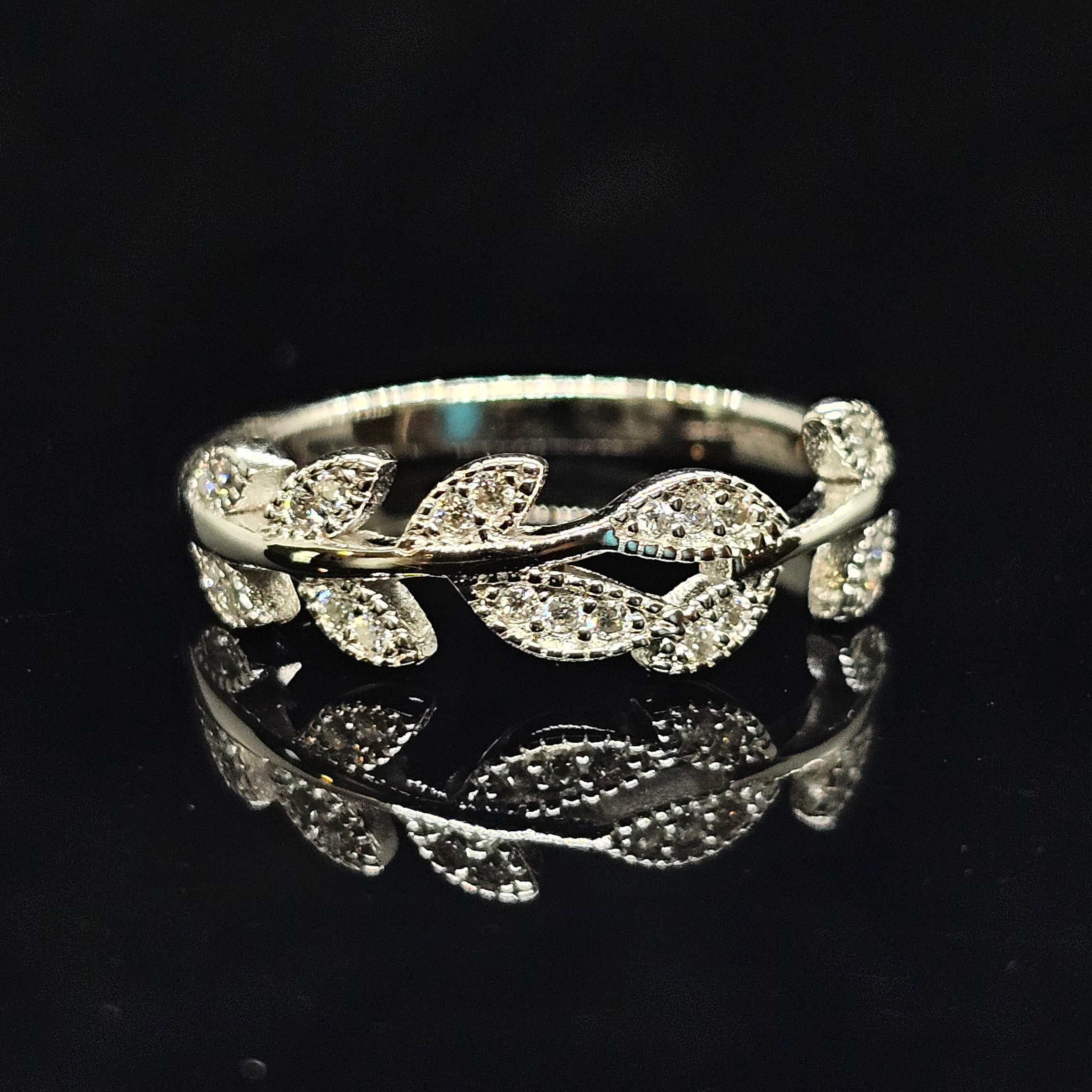 Ivy - 0.11cttw Vine Detailed Band