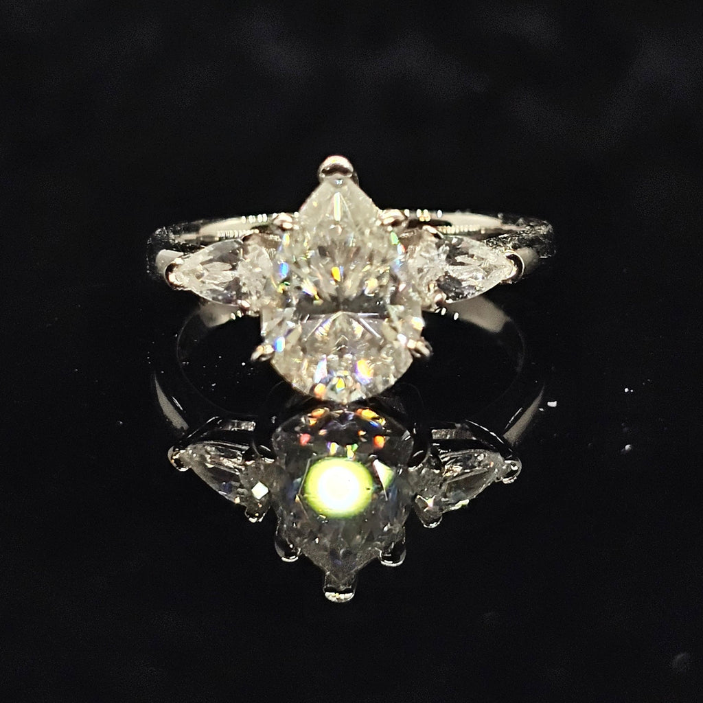 1Ct/2Ct Pear Cut Moissanite Ring with Side Stones