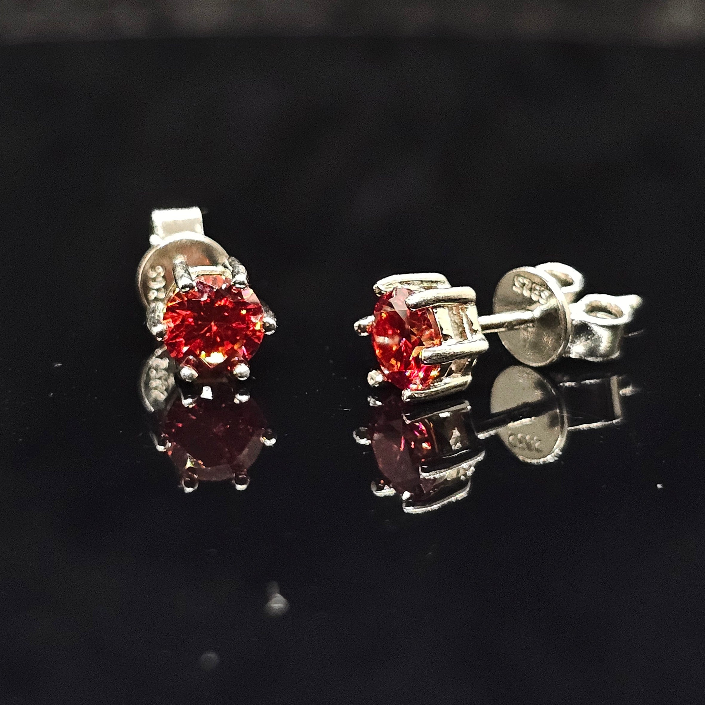 0.6/1.0/2.0cttw Garnet Red Round Cut Solitaire Moissanite Stud Earrings
