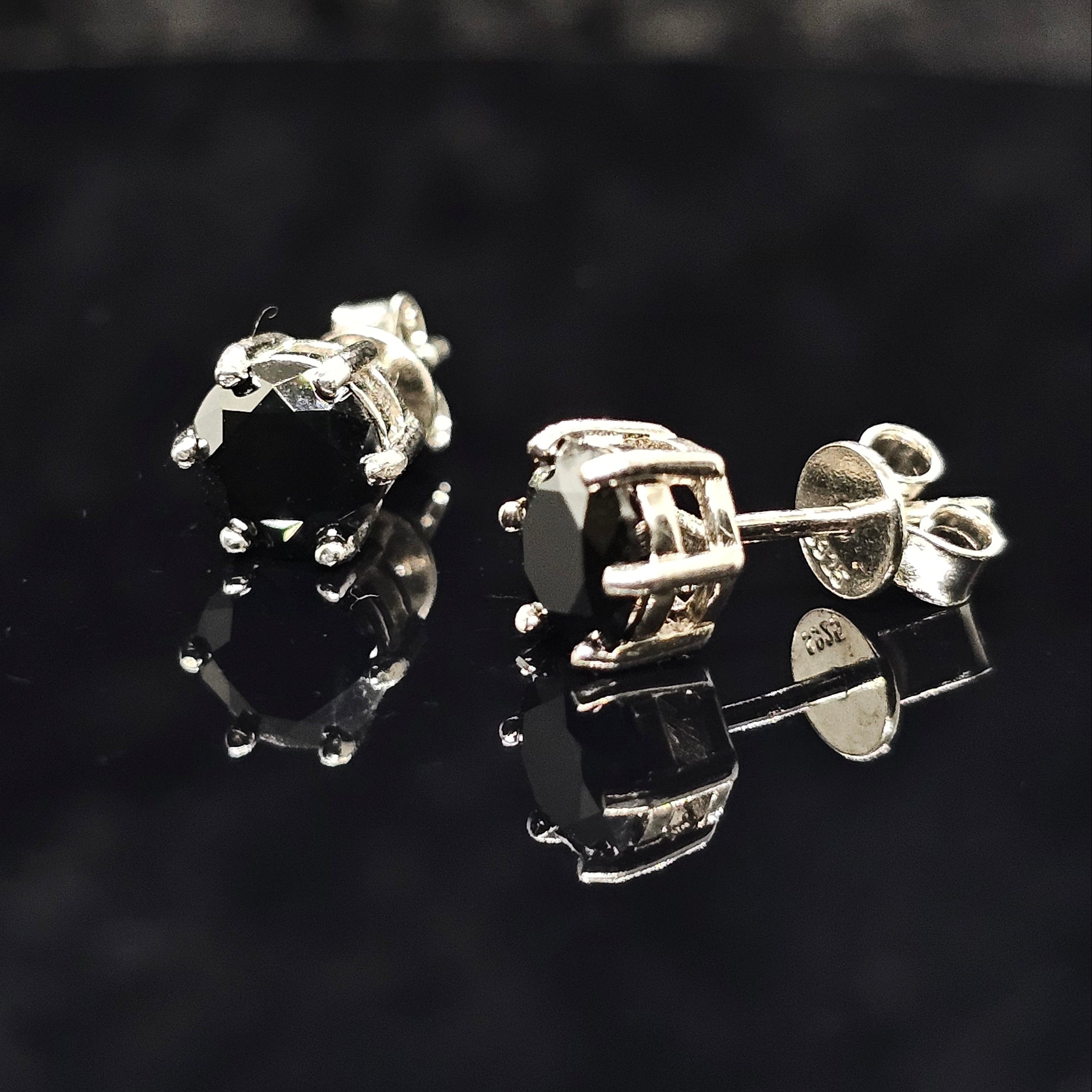 0.6/1.0/2.0cttw Black Round Cut Solitaire Moissanite Stud Earrings