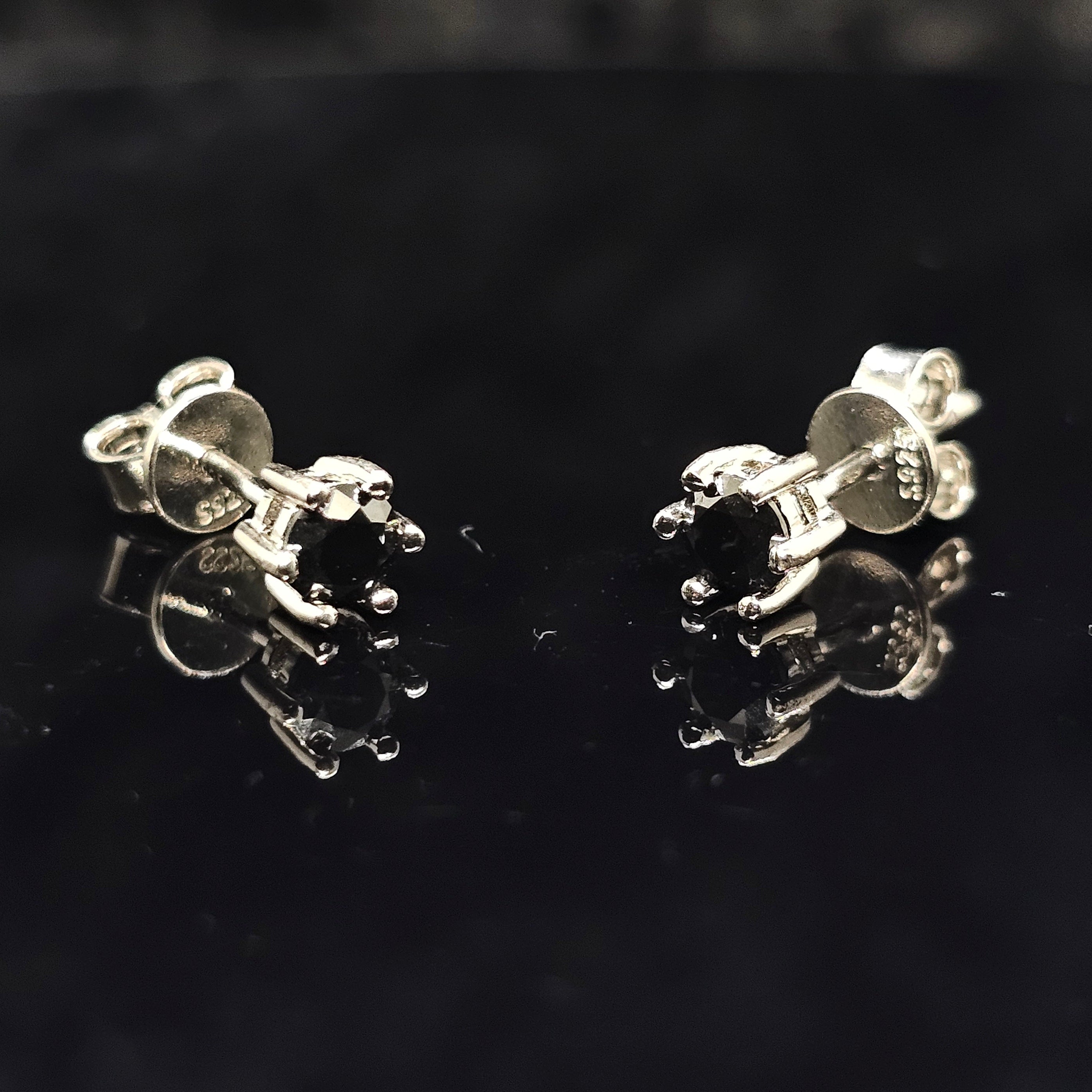 0.6/1.0/2.0cttw Black Round Cut Solitaire Moissanite Stud Earrings