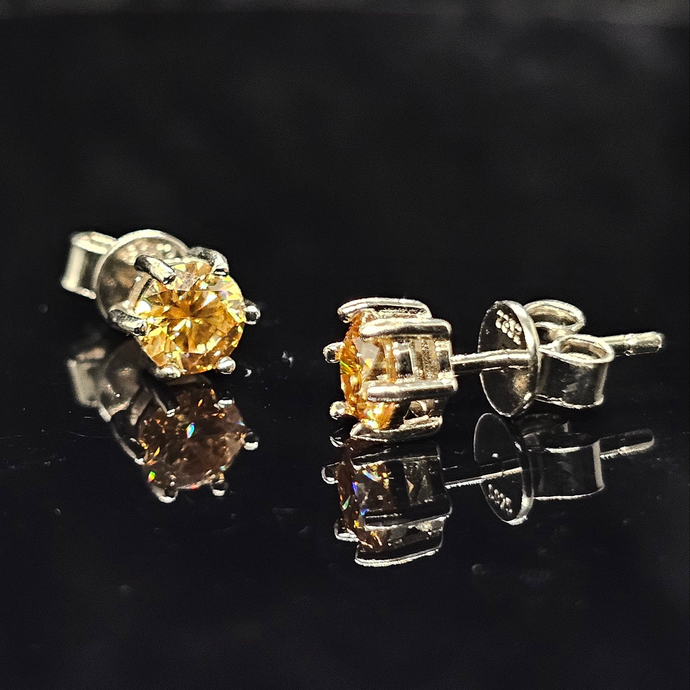 0.6/1.0/2.0cttw Champagne Round Cut Solitaire Moissanite Stud Earrings