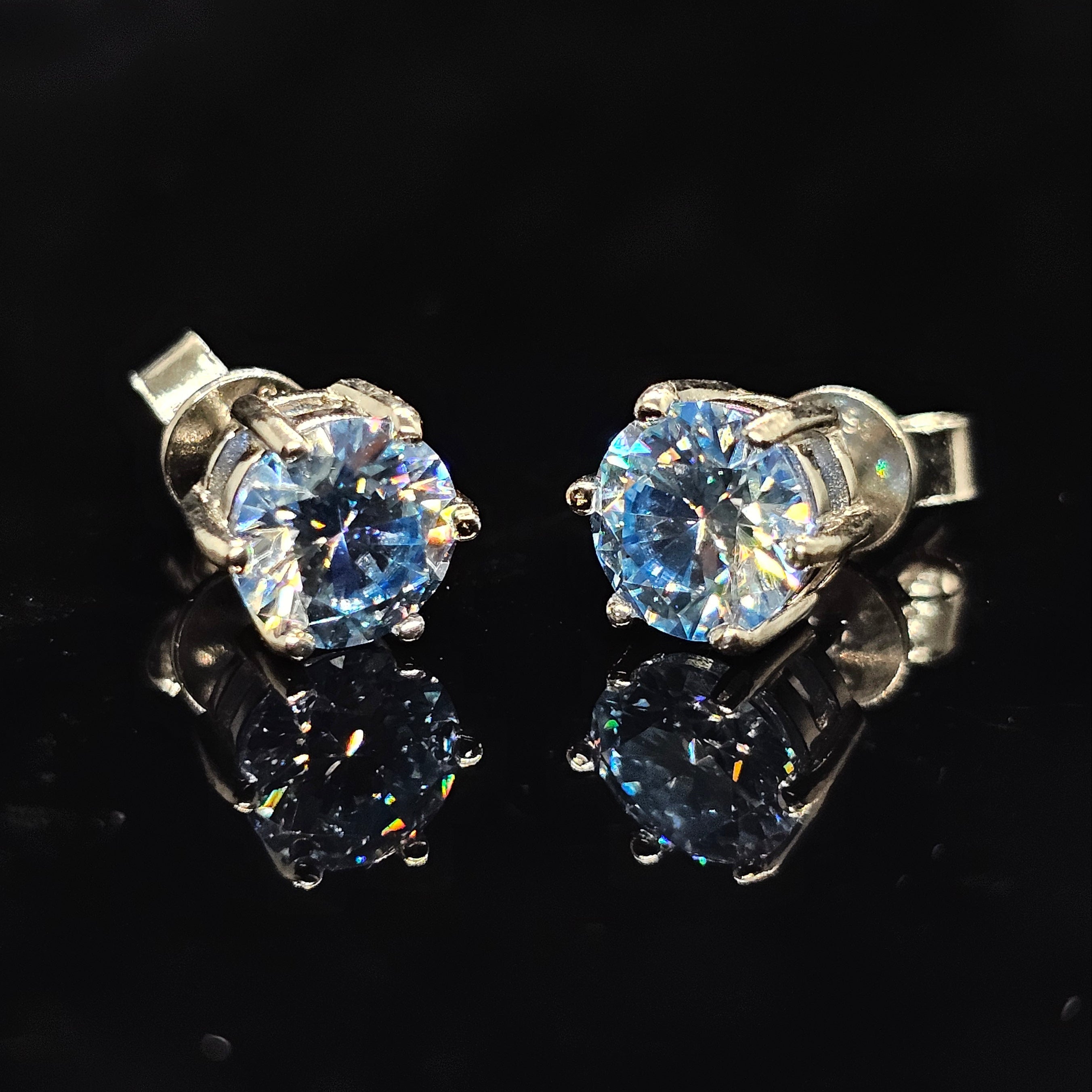 0.6/1.0/2.0cttw Klein Blue Round Cut Solitaire Moissanite Stud Earrings