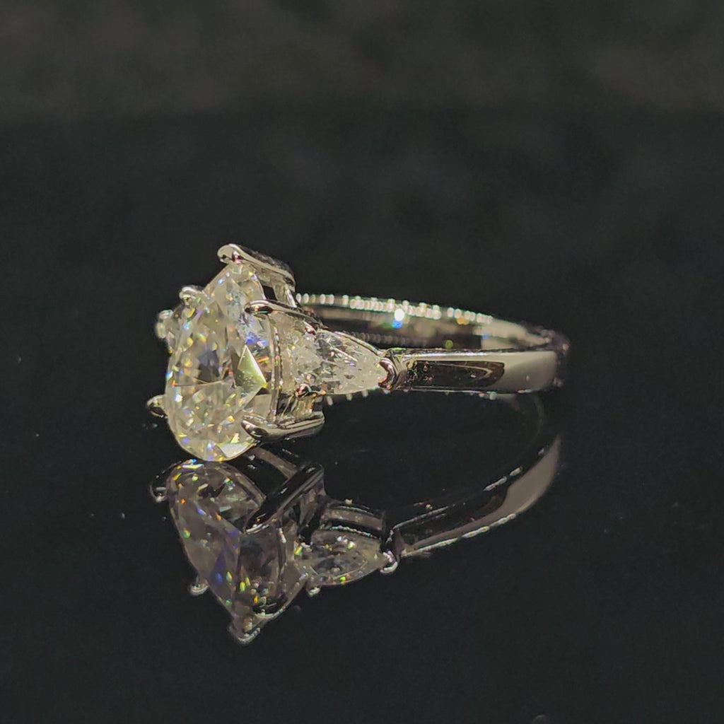 1Ct/2Ct Pear Cut Moissanite Ring with Side Stones